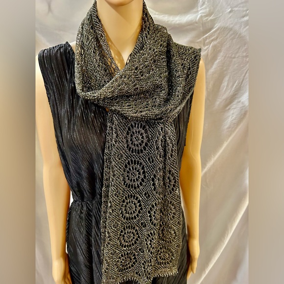 Beautiful Metallic Scarf. - Picture 3 of 4